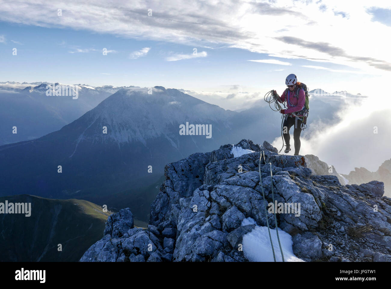 Balancement abends Hintergrundbeleuchtung über Schüsselkarspitze Westgrat im Wettersteingebirge Mieminger Gebirge mit Hohe Munde und Hochplattig, Blick Stockfoto