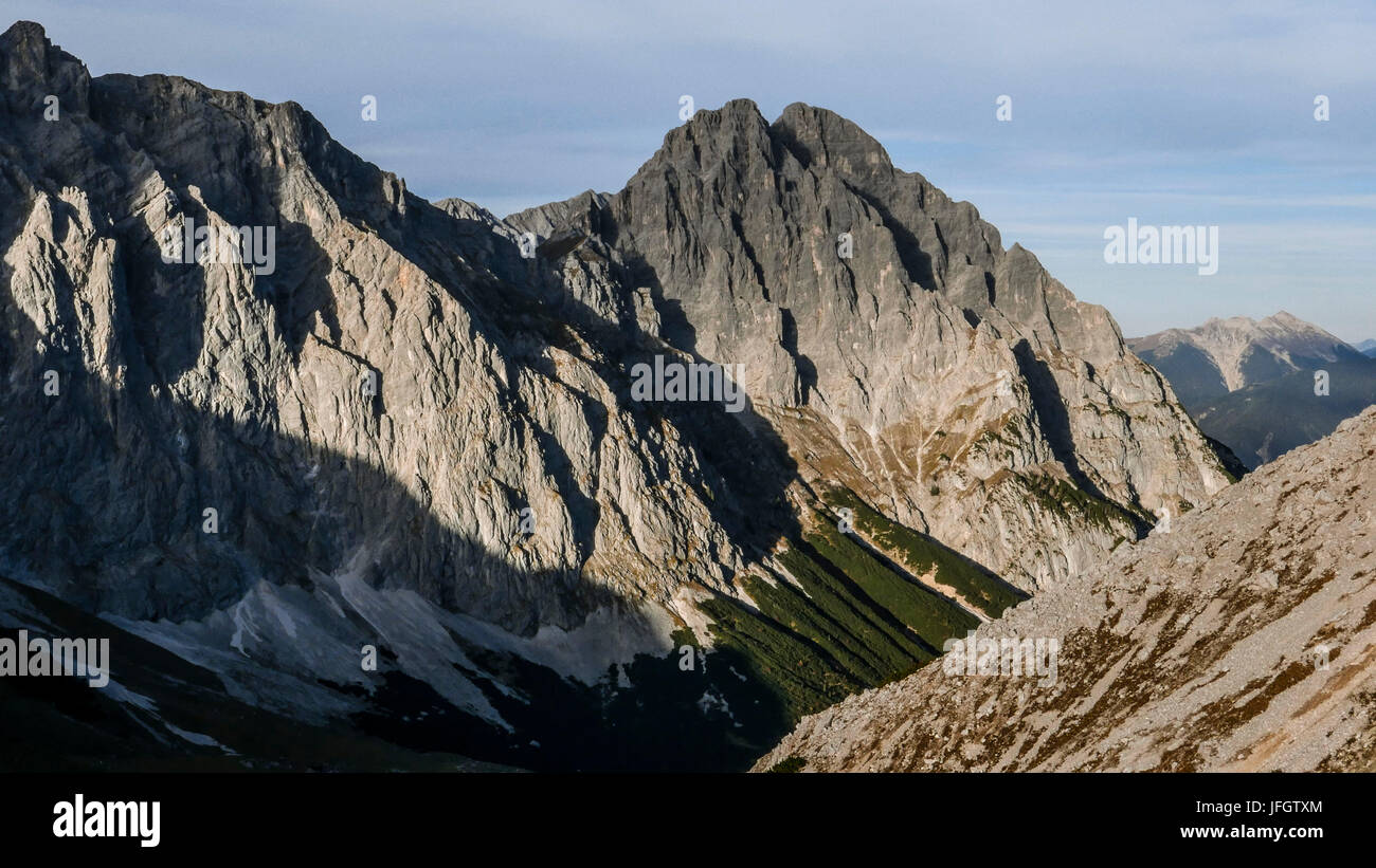 Felswände, Abend Band Licht, sehen Sie über Puittal auf Söllerköpfe und Söllerpass und Öfelekopf im Wettersteingebirge, Tirol, auf die richtige Soierngruppe mit Soiernspitze Stockfoto