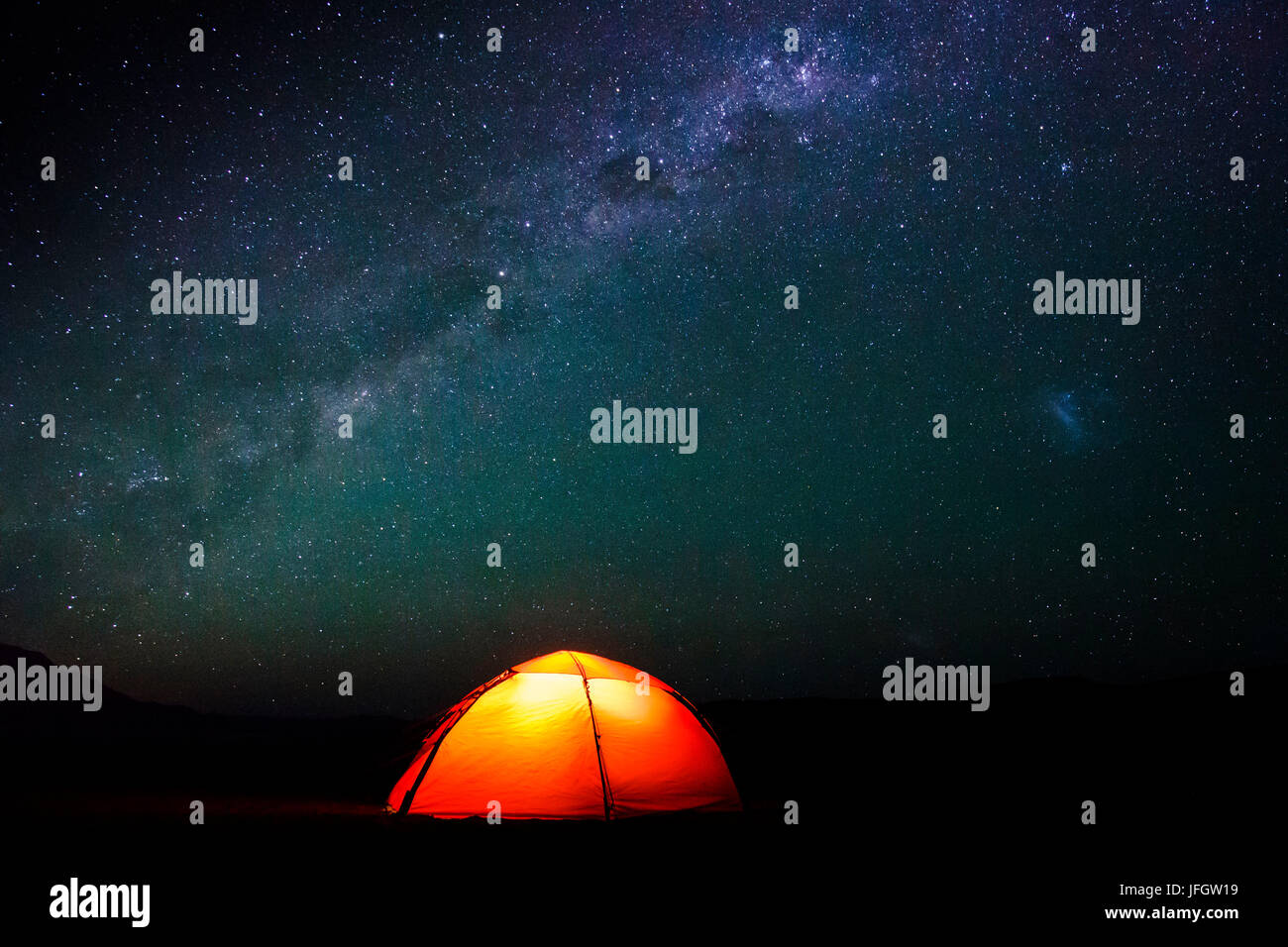 Chile, Monjes de Pakana, beleuchteten Zelt unter der Milchstraße Stockfoto