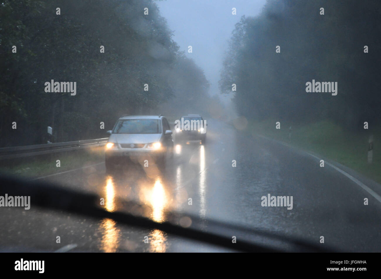 Verkehr, Regen, Verkehr in beiden Richtungen Stockfoto