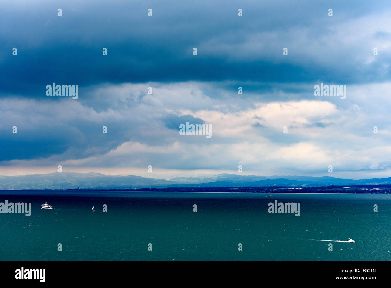 Blick auf den Bodensee, dunkle Wolken, Überlinger See mit Meersburg, Baden-Württemberg, Deutschland Stockfoto