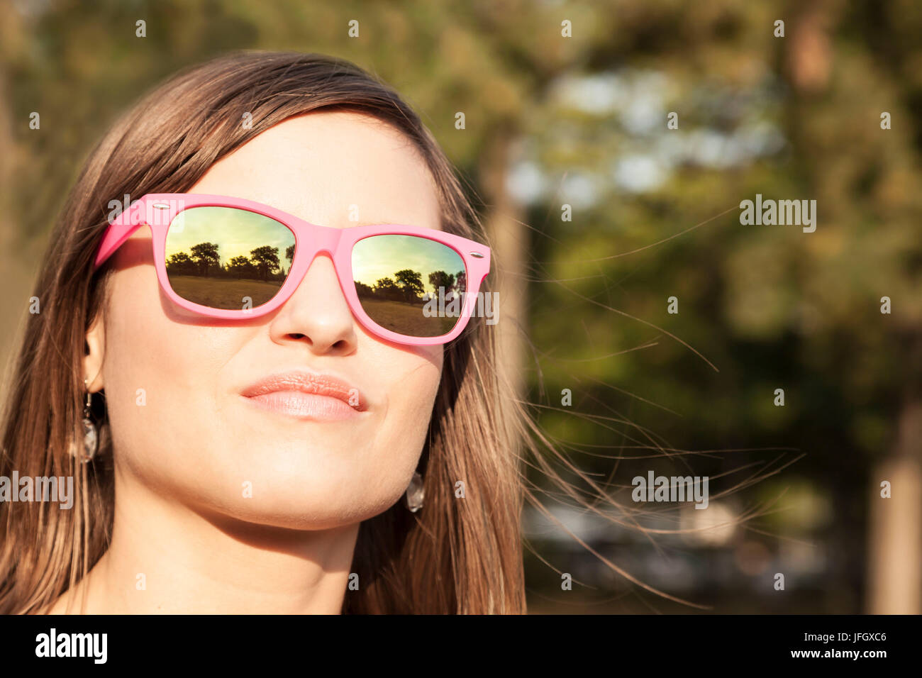 Junge Frau mit rosa Sonnenbrille Stockfoto