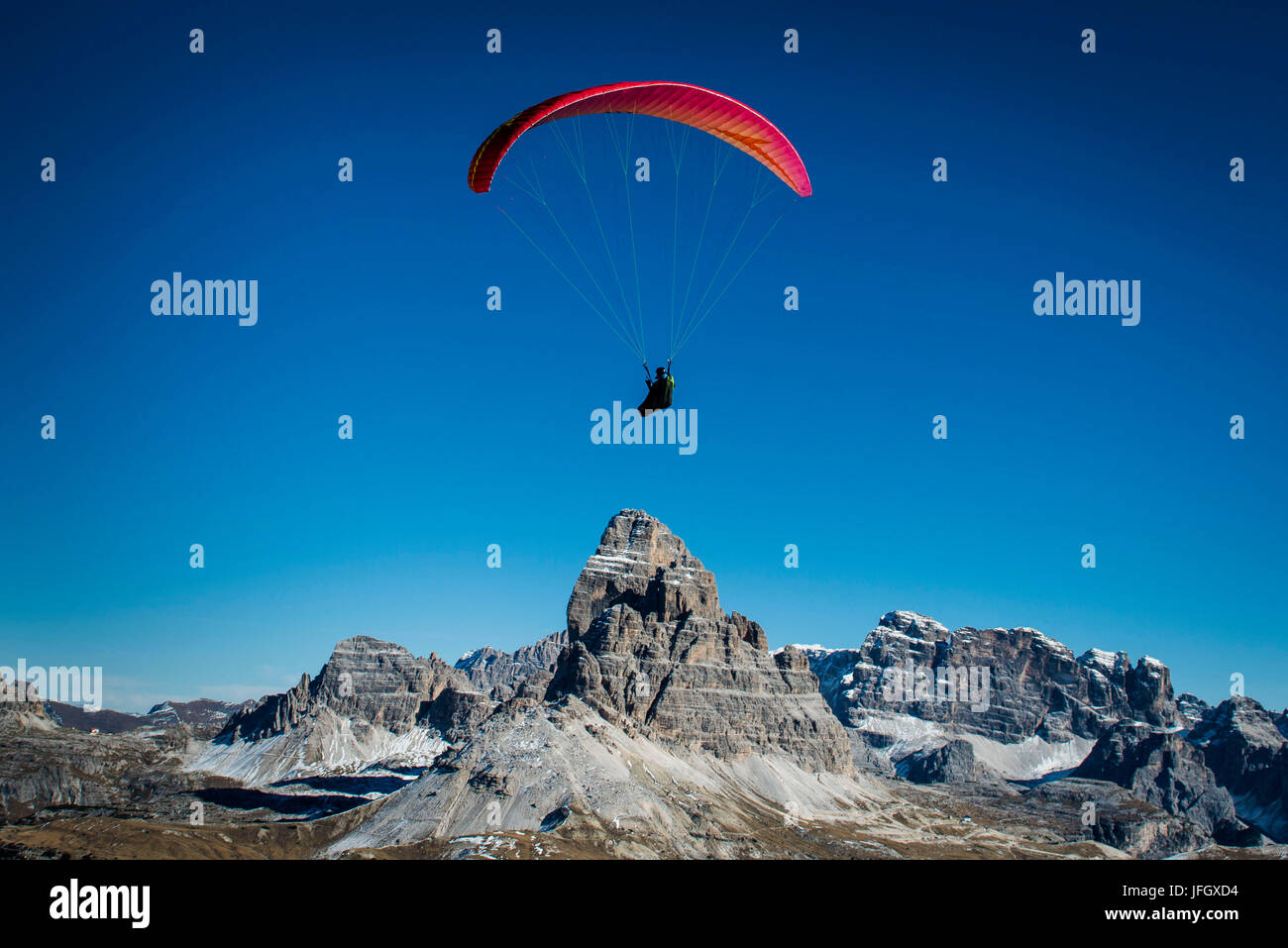 Paragliding über den Tre Cime, Herbst, Luftaufnahmen, Sextener Dolomiten, Misurina, Ventien, Italien Stockfoto