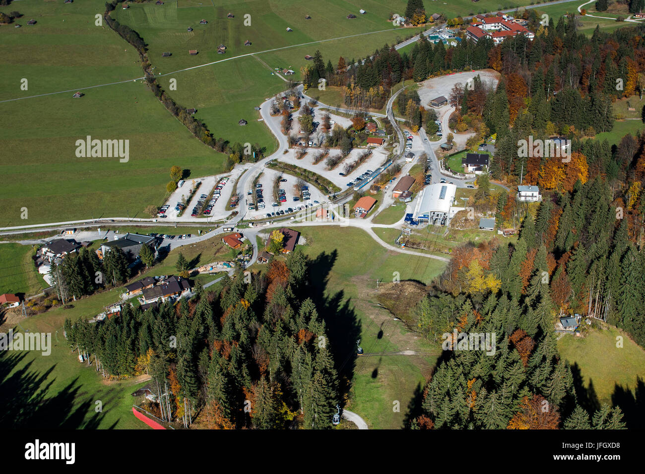 Garmisch-Partenkirchen mit Könner Tal station, Herbst, Luftbild Aufnahmen, Werdenfels, Oberland, Bayern, Deutschland Stockfoto