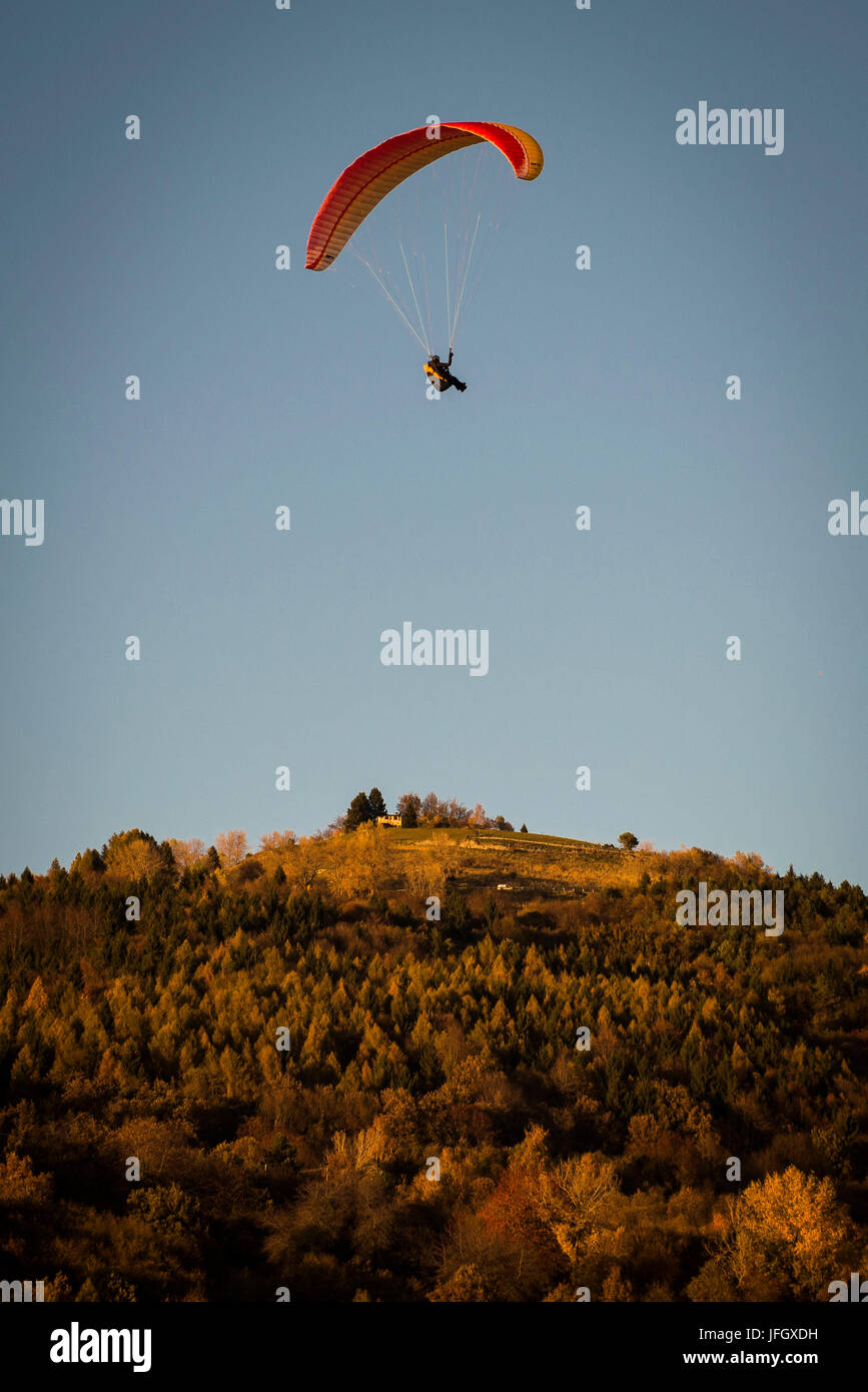 Paragliding in Monte Grappa, Luftaufnahmen, Herbst Holz, Ventien, Italien Stockfoto