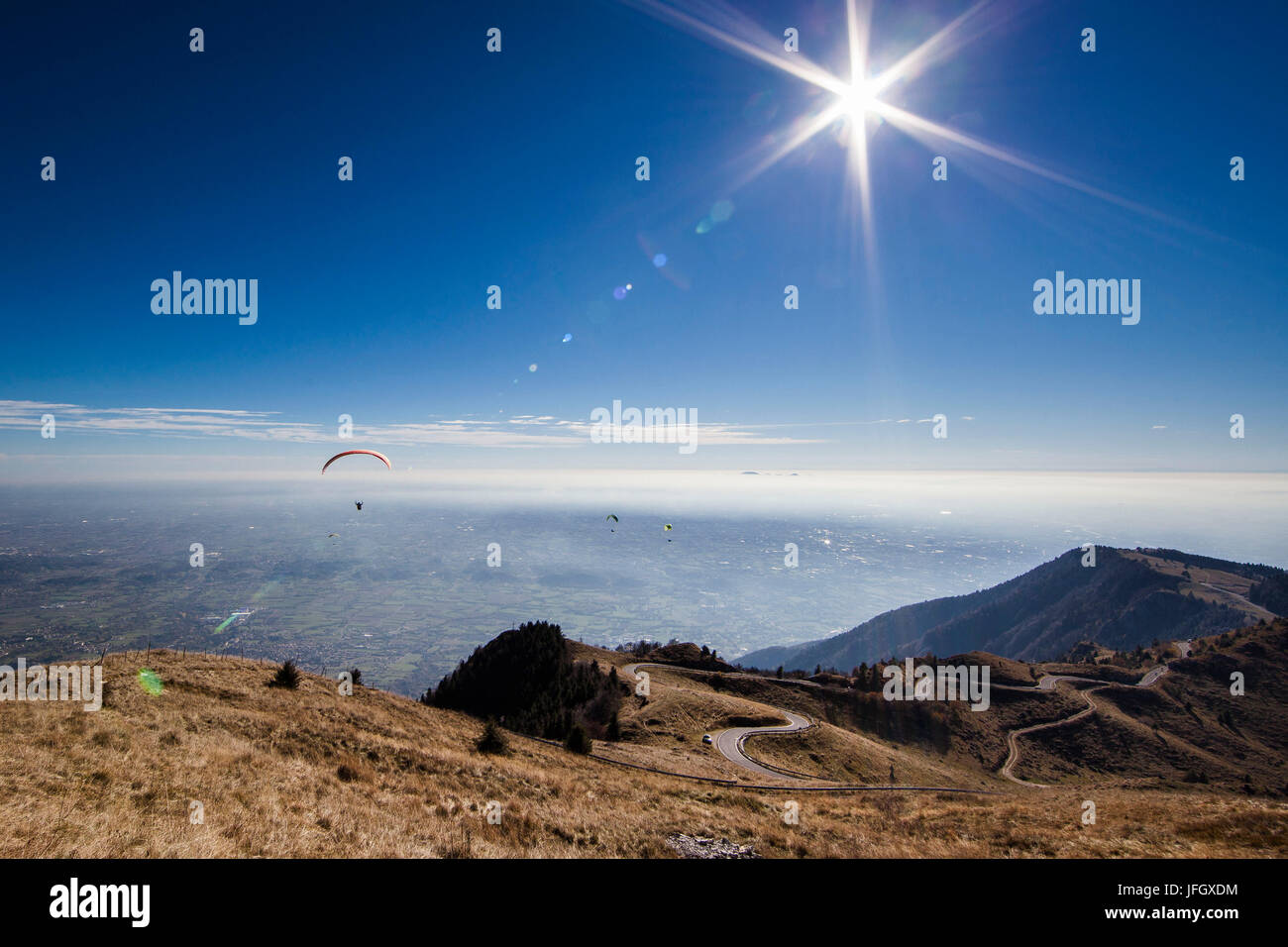 Paragliding in Monte Grappa, Herbst, Inversion Wetterlage, die Sonne, Ventien, Italien Stockfoto