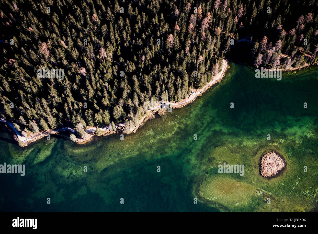 Misurinasee in den Dolomiten mit Cortina im Herbst, Unterwasser-Strukturen, Luftaufnahmen, leichte Stimmung, Ventien, Italien Stockfoto