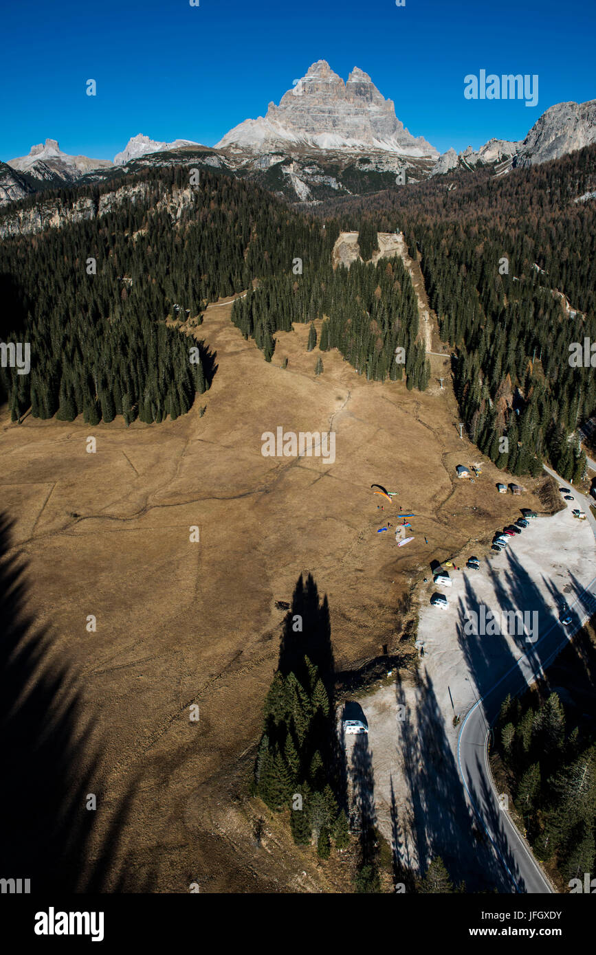 Gleitschirmfliegen vor Tre Cime, Luftaufnahmen, Sextener Dolomiten, Herbst, Herbst Holz, Ventien, Italien Stockfoto