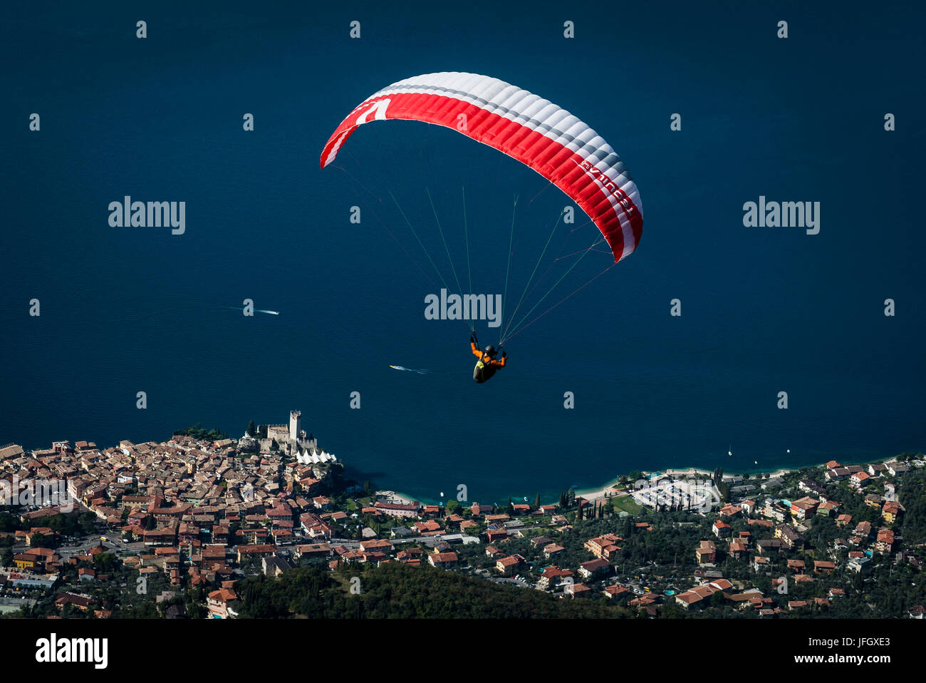 Paragliding über die historische Altstadt von Malcesine, Luftaufnahmen, Gardasee, Veneto, Italien Stockfoto