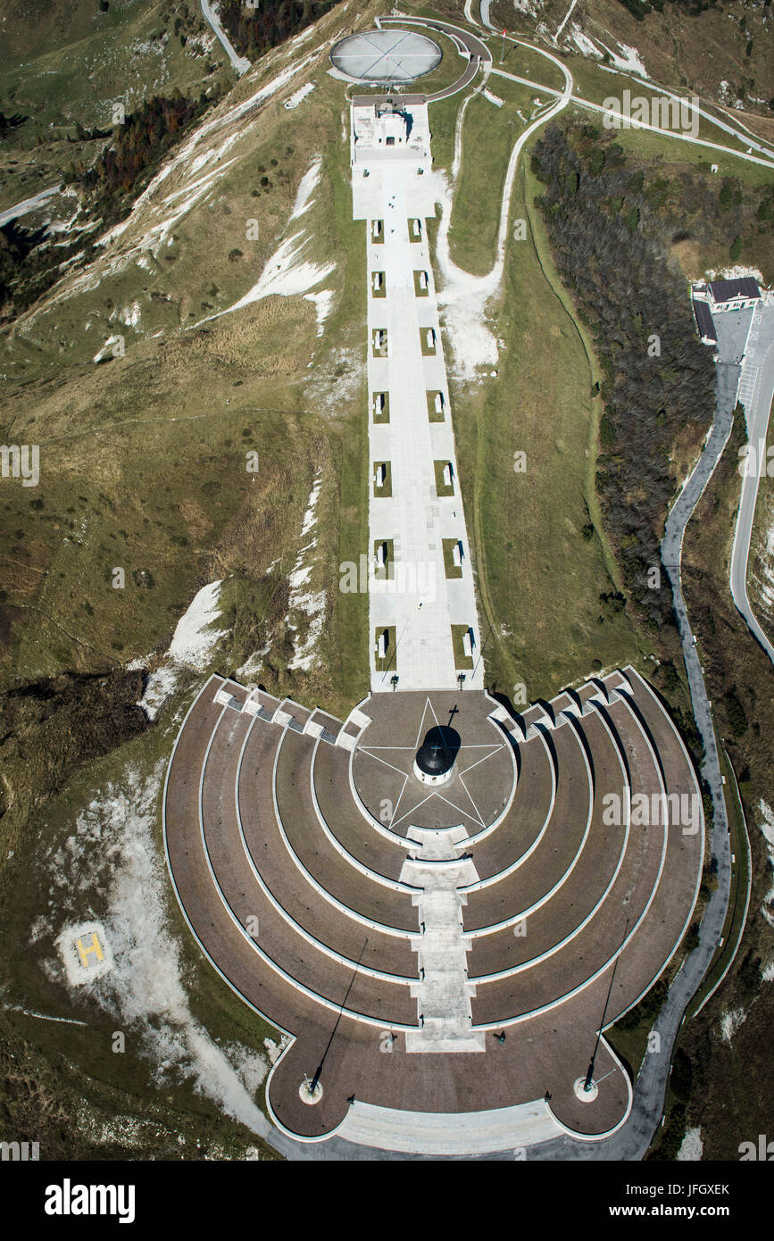 Denkmal in Monte Grappa, Weltkrieg-Denkmal, Herbst, Luftaufnahmen, Ventien, Italien Stockfoto