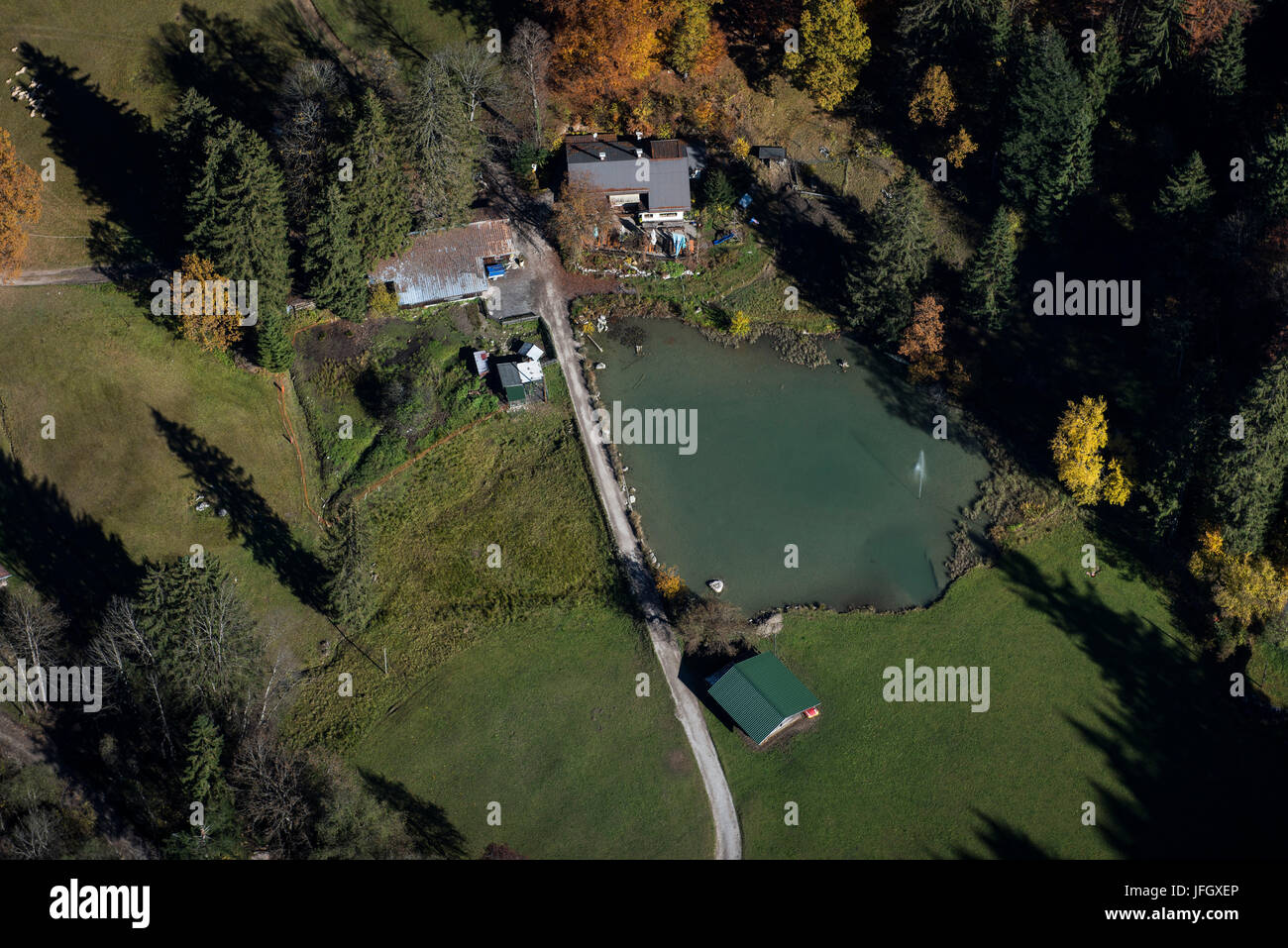 Garmisch-Partenkirchen mit Kochelbergalm, Idylle, Herbst, Luftaufnahmen, Werdenfels, Oberland, Bayern, Deutschland Stockfoto