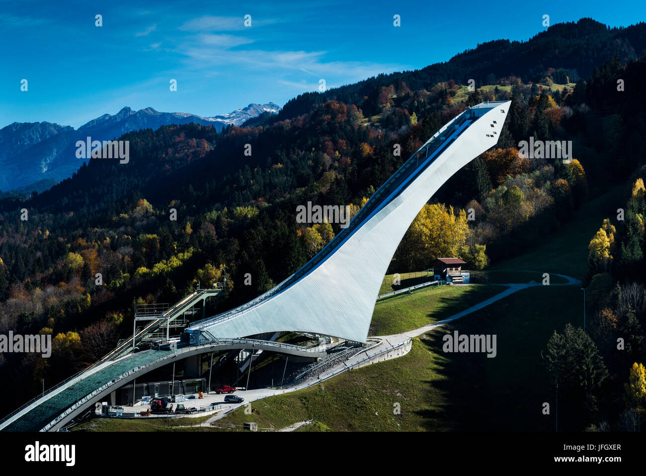 Ski-Sprung-Schanze Garmisch-Partenkirchen, Herbst, Luftaufnahmen, Werdenfels, Oberland, Bayern, Deutschland Stockfoto
