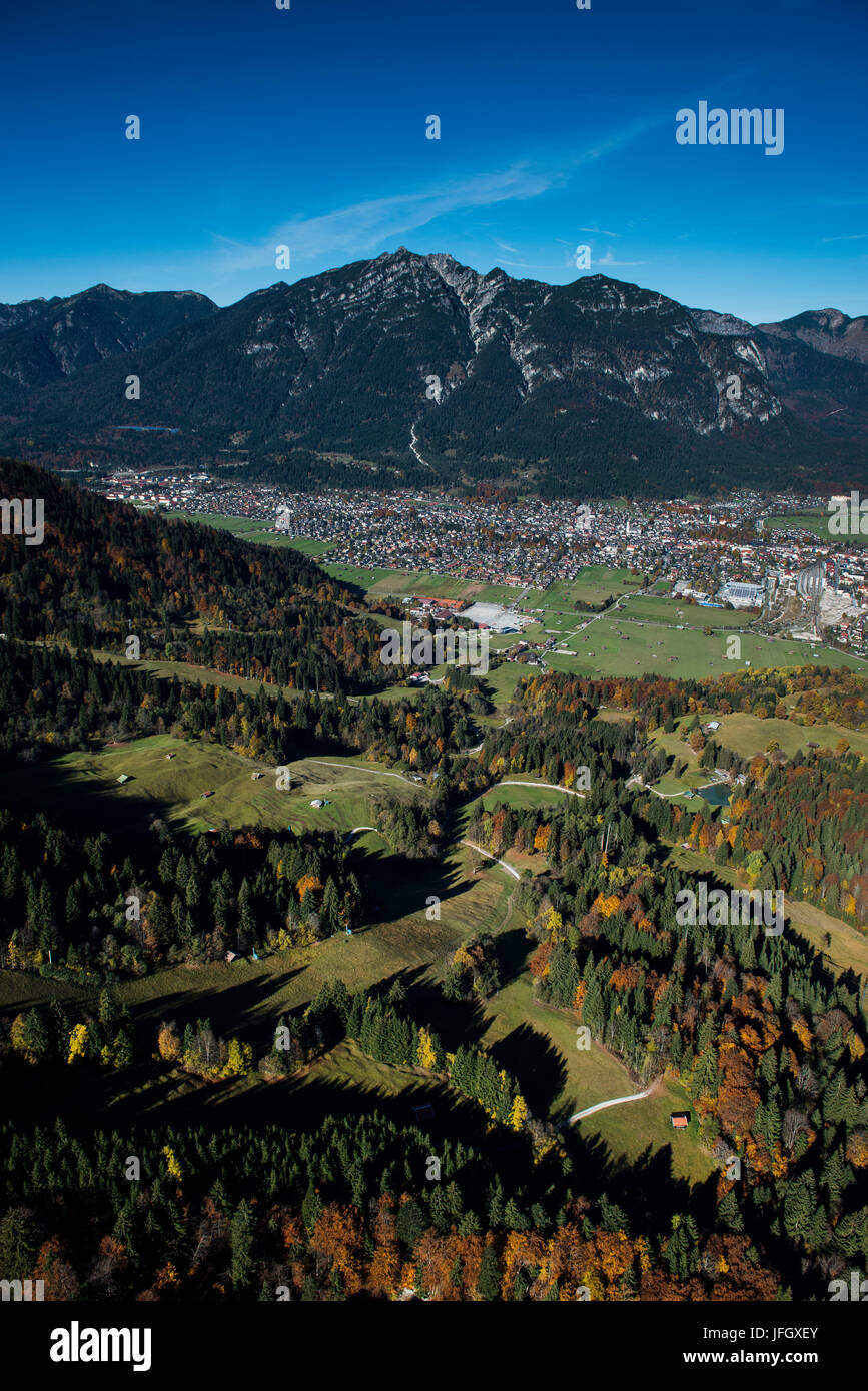 Garmisch-Partenkirchen mit Berg Kochel, Herbst, Luftaufnahmen, Loisachtal, Werdenfels, Oberland, Bayern, Deutschland Stockfoto