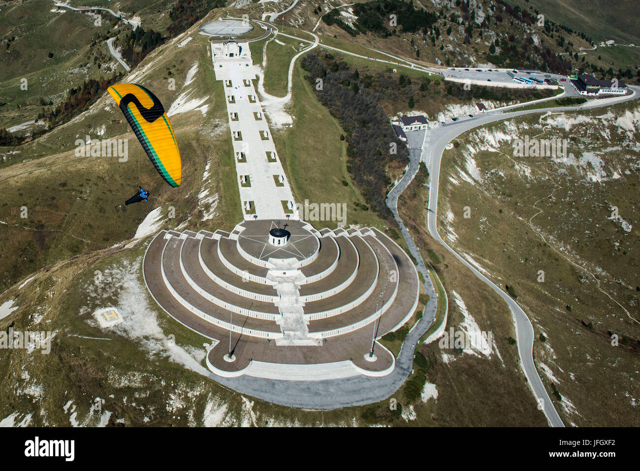 Paragliding in Monte Grappa, Weltkrieg-Denkmal, Herbst, Luftaufnahmen, Ventien, Italien Stockfoto