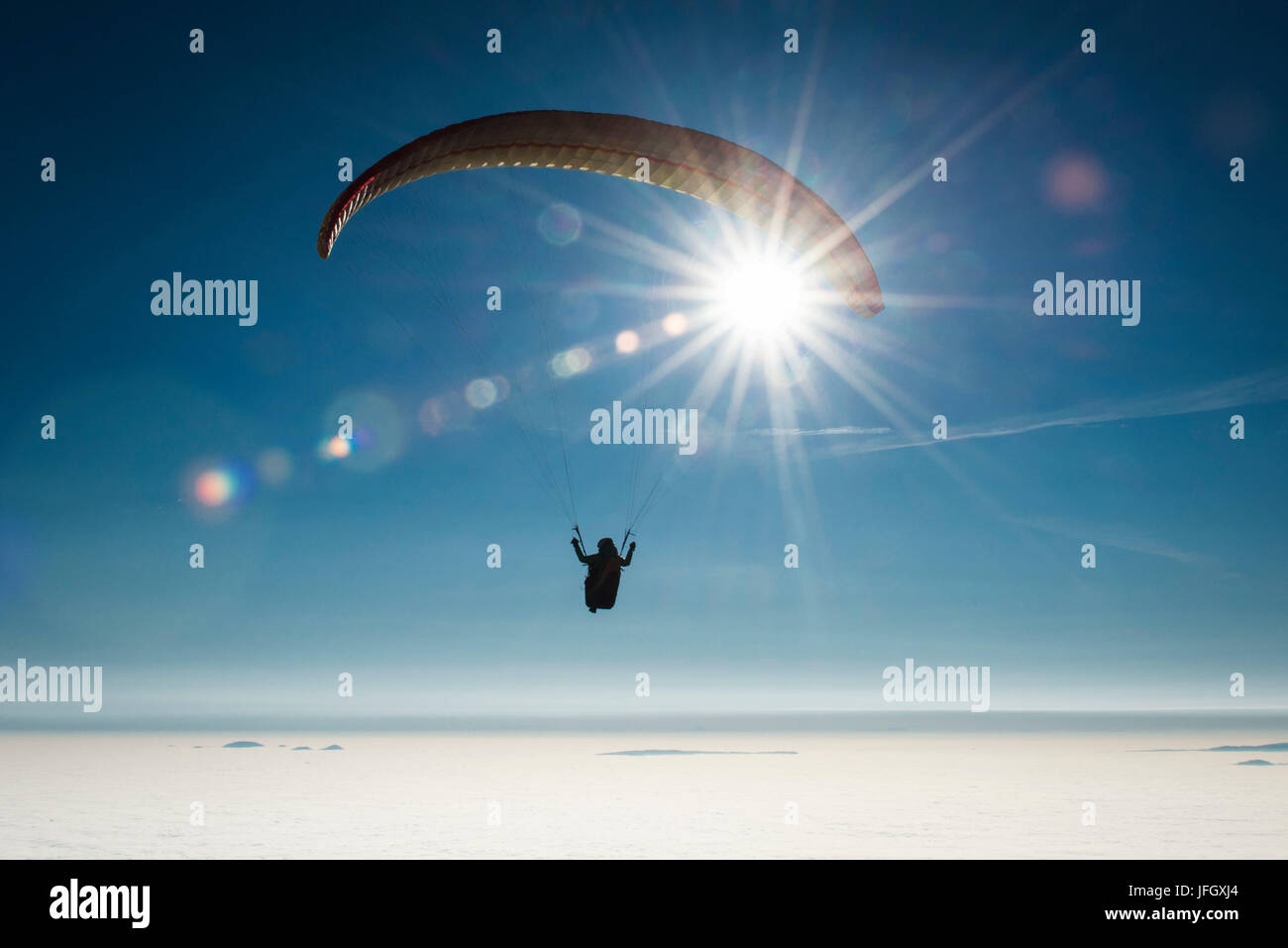 Gleitschirm über Inversionsschicht in den blauen Himmel, Luftbild, die Sonne, Bodennebel, Bassano, Monte Grappa, Veneto, Italien Stockfoto