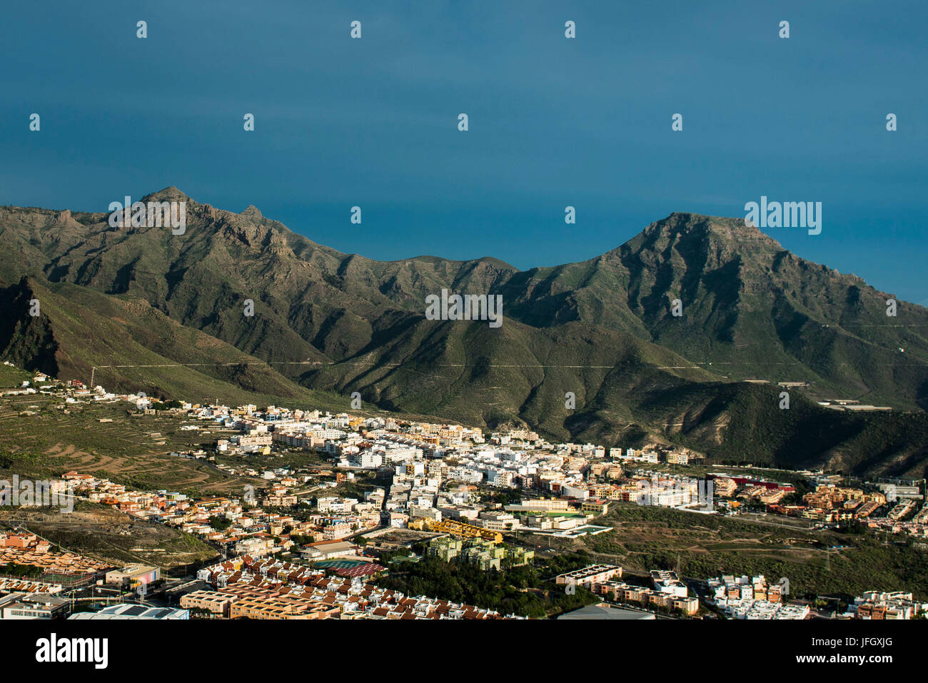 Teneriffa mit Vulkan Berge im Abendlicht, Arona, Roque del Conde, Roque Imoque, Luftbild, Costa Adeje, Kanarische Inseln, Spanien Stockfoto
