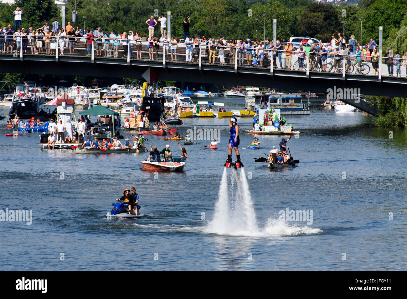Fliegen Sie Board, Volksfest Zissel, Wasser-Prozession am Fulda, Kassel, Hessen, Deutschland Stockfoto