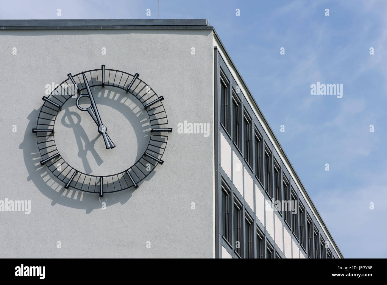 Uhr in der 50th Jährliche Gebäude in der central Station, Kassel, Hessen, Deutschland Stockfoto