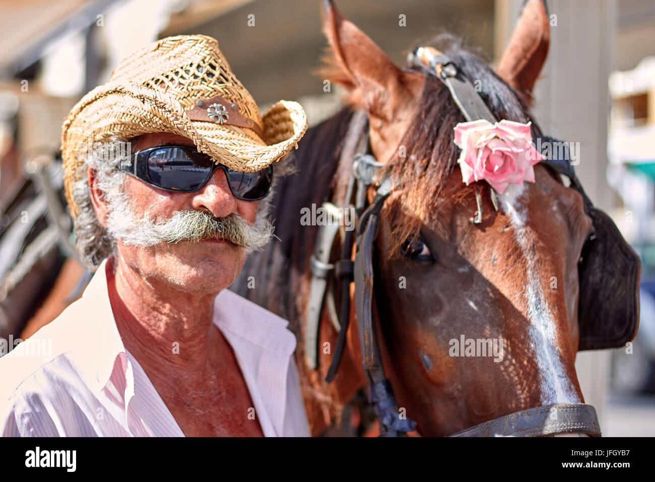 Porträt von Gaucho mit Sonnenbrille und Strohhut Stockfoto