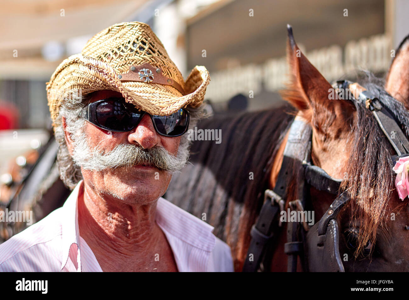 Porträt von Gaucho mit Sonnenbrille und Strohhut Stockfoto
