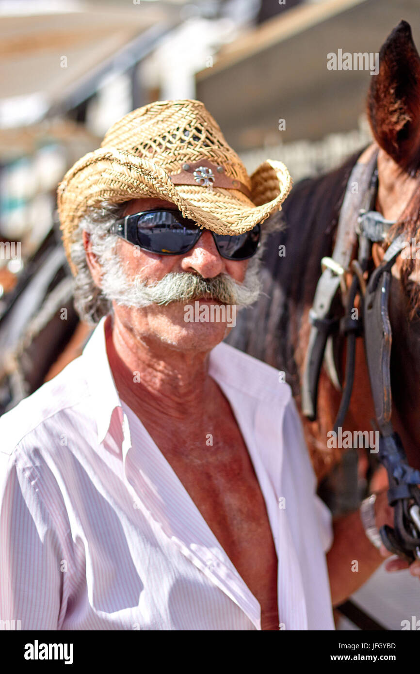 Porträt von Gaucho mit Sonnenbrille und Strohhut Stockfoto
