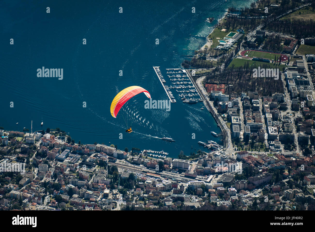Gleitschirm über dem Lago Maggiore mit Luzern, Luftbild, Tessin, Schweiz Stockfoto