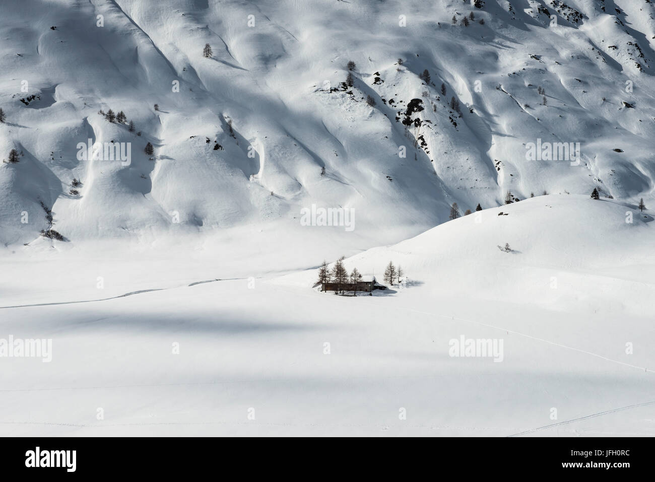 Winterlandschaft in der Simplonpass mit alten Berghütte, Wallis, Schweiz Stockfoto