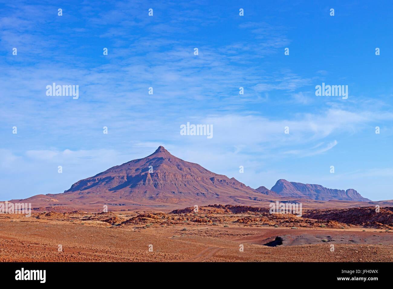 Berglandschaft mit spitzen Felsen Kegel, Sandstein-Abbruch, Erosion, Damaraland, Namibia Stockfoto