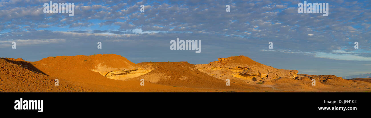 verwitterte farbigen Sandstein Felsen, schöne Wolken, Damaraland, Namibia, panorama Stockfoto