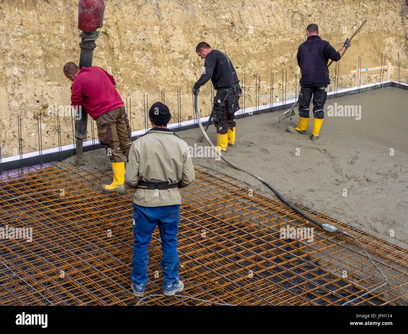 Bauarbeiter mit der Platzierung der Sohlplatte Bau, Beton, Stiftung Stockfoto