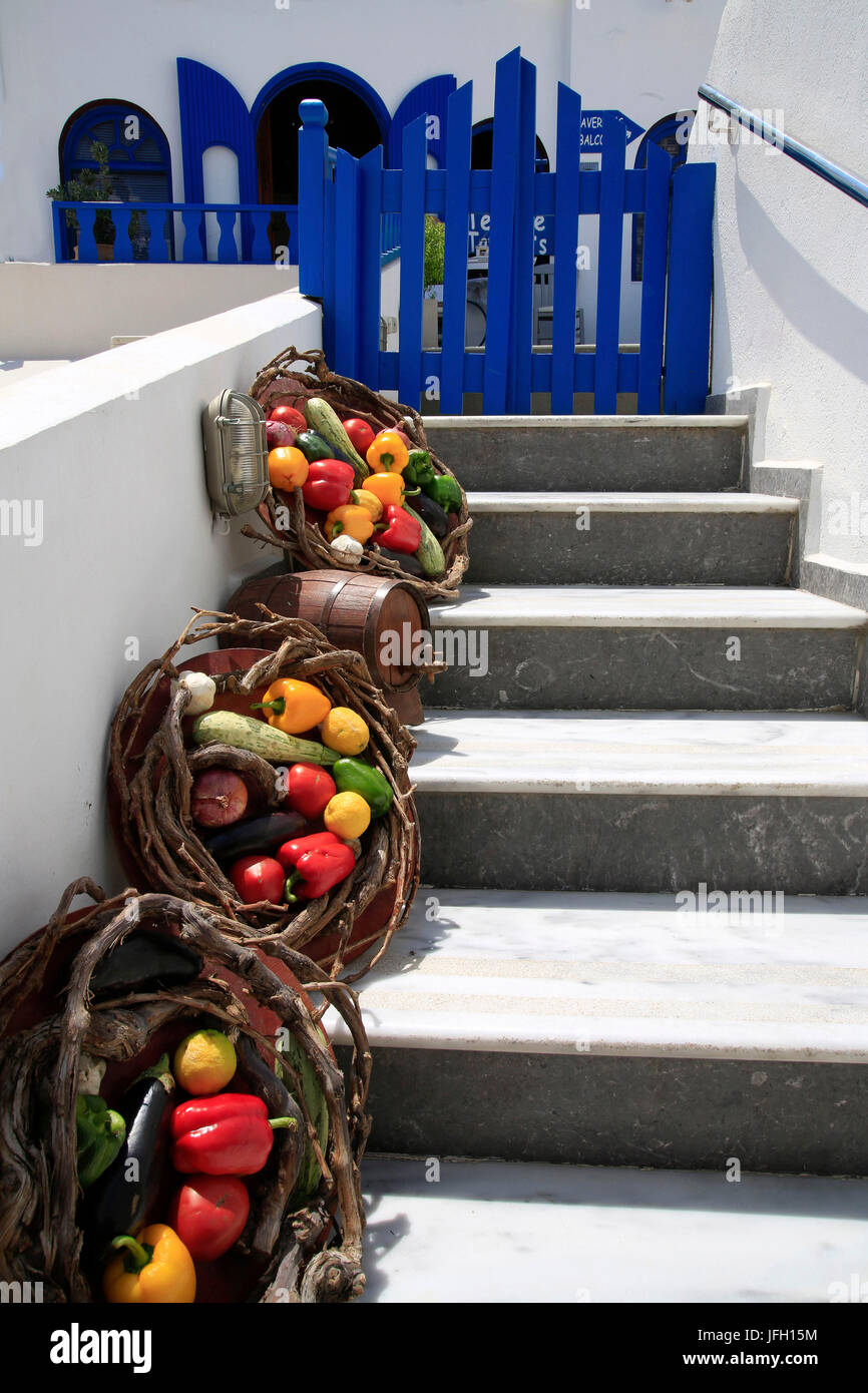 Gemüsekörben auf weiße Treppe, Thira, Santorin Stockfoto