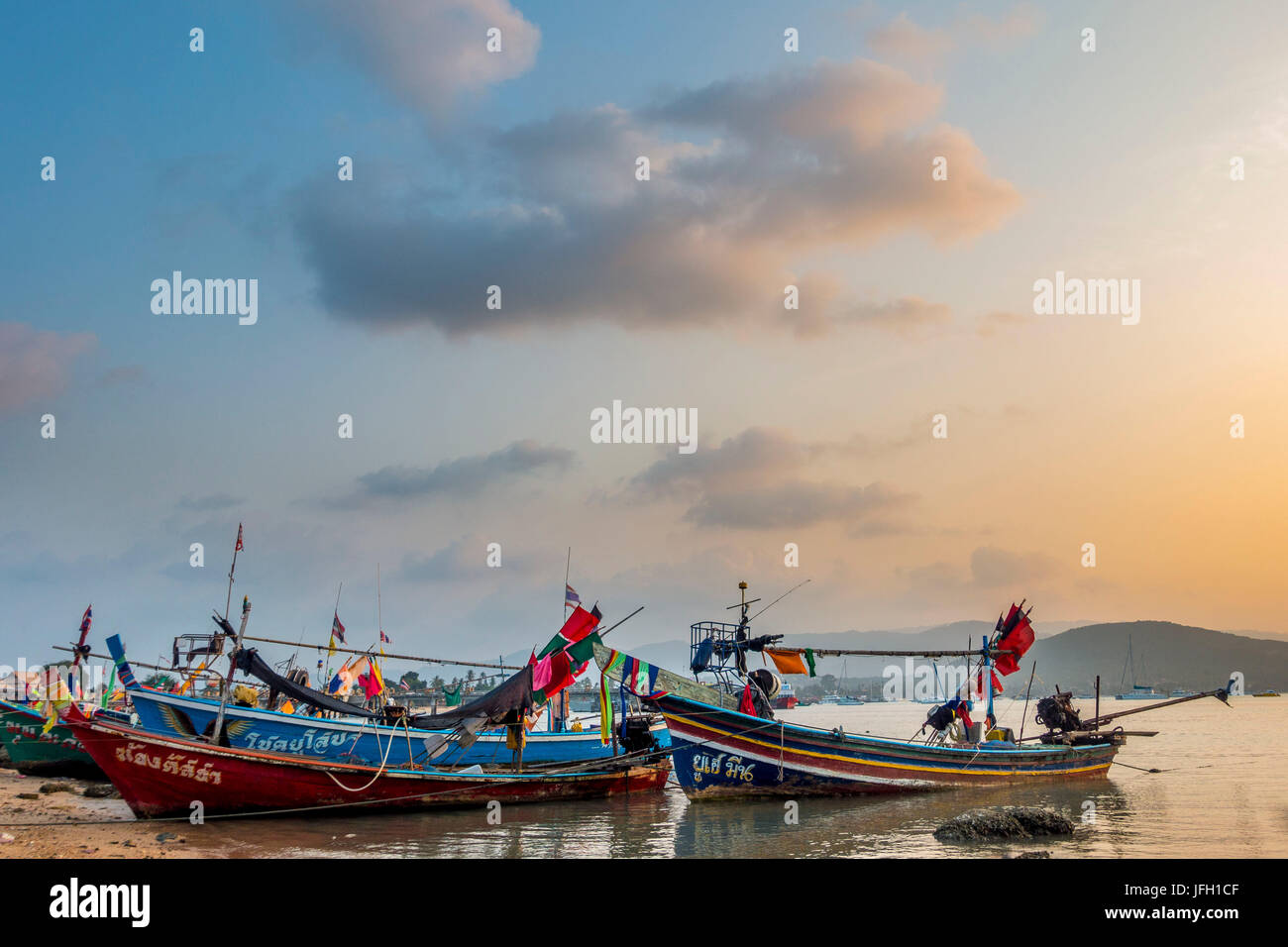Longtail-Boote am Strand, Sonnenaufgang im Bo Phut Beach, Insel Ko Samui, Thailand, Asien Stockfoto