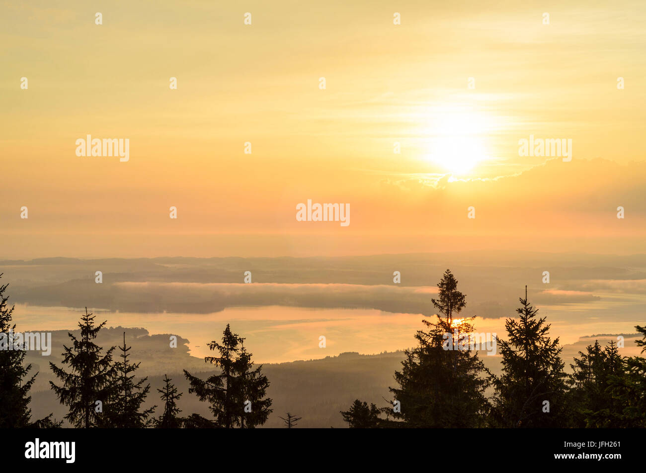 Bärenstein mit Blick auf den Lipno Stausee von Moldawien bei Sonnenaufgang, Österreich, Oberösterreich, Mühlviertel, Aigen in der Mühlkreis Stockfoto