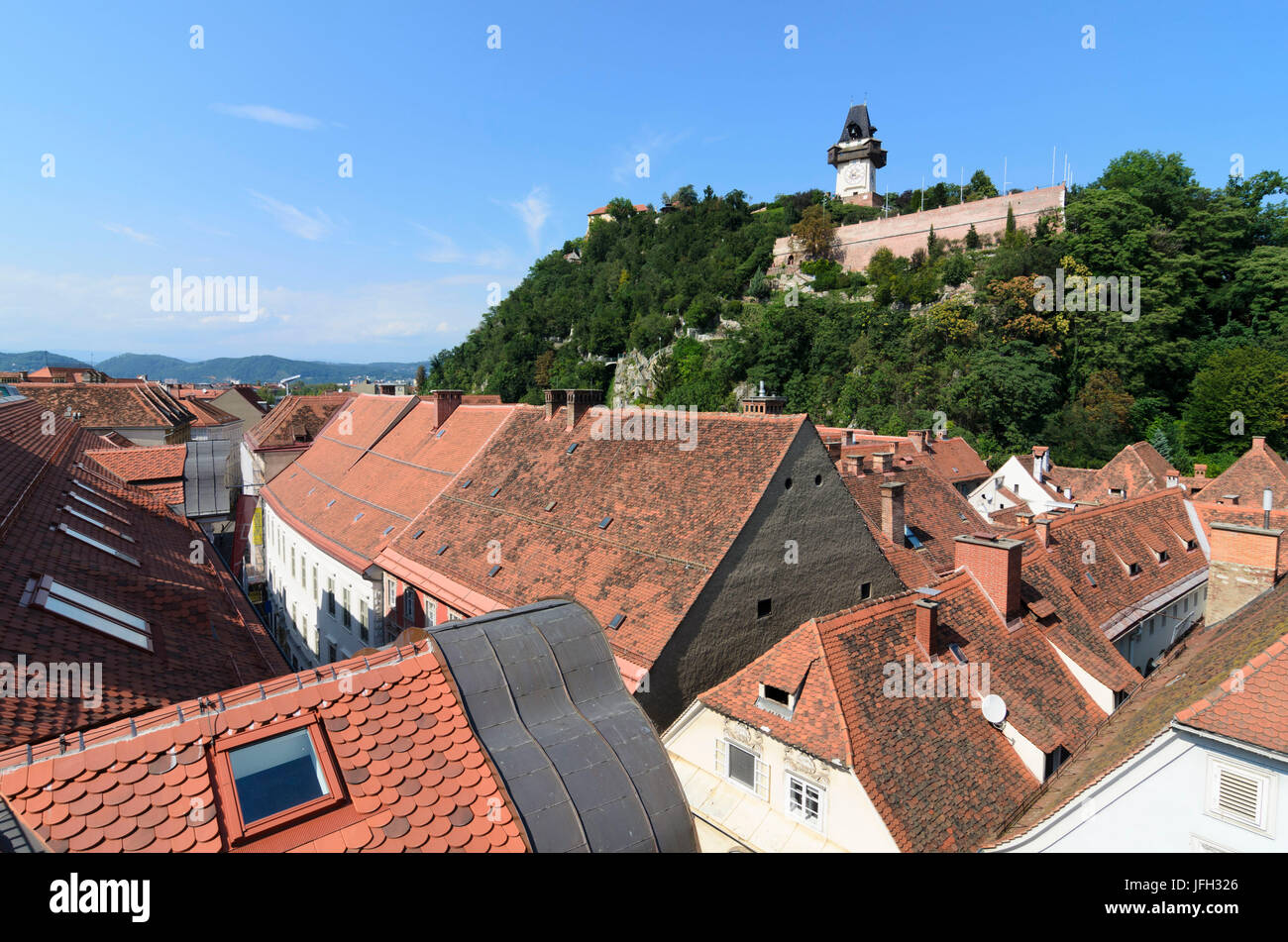 Blick auf das Dach des Kaufhauses Kastner & Öhlers auf die Altstadt und den Schlossberg mit dem Uhrturm, Österreich, Steiermark, Region Graz, Graz Stockfoto