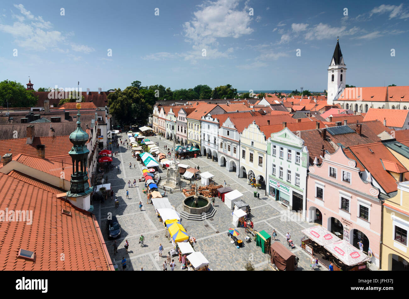 Masaryk Platz mit Marktständen und Blick auf die Ägidiuskirche, Tschechien, Jihocesky Kraj (Region Südböhmen), Trebon (Wittingau) Stockfoto