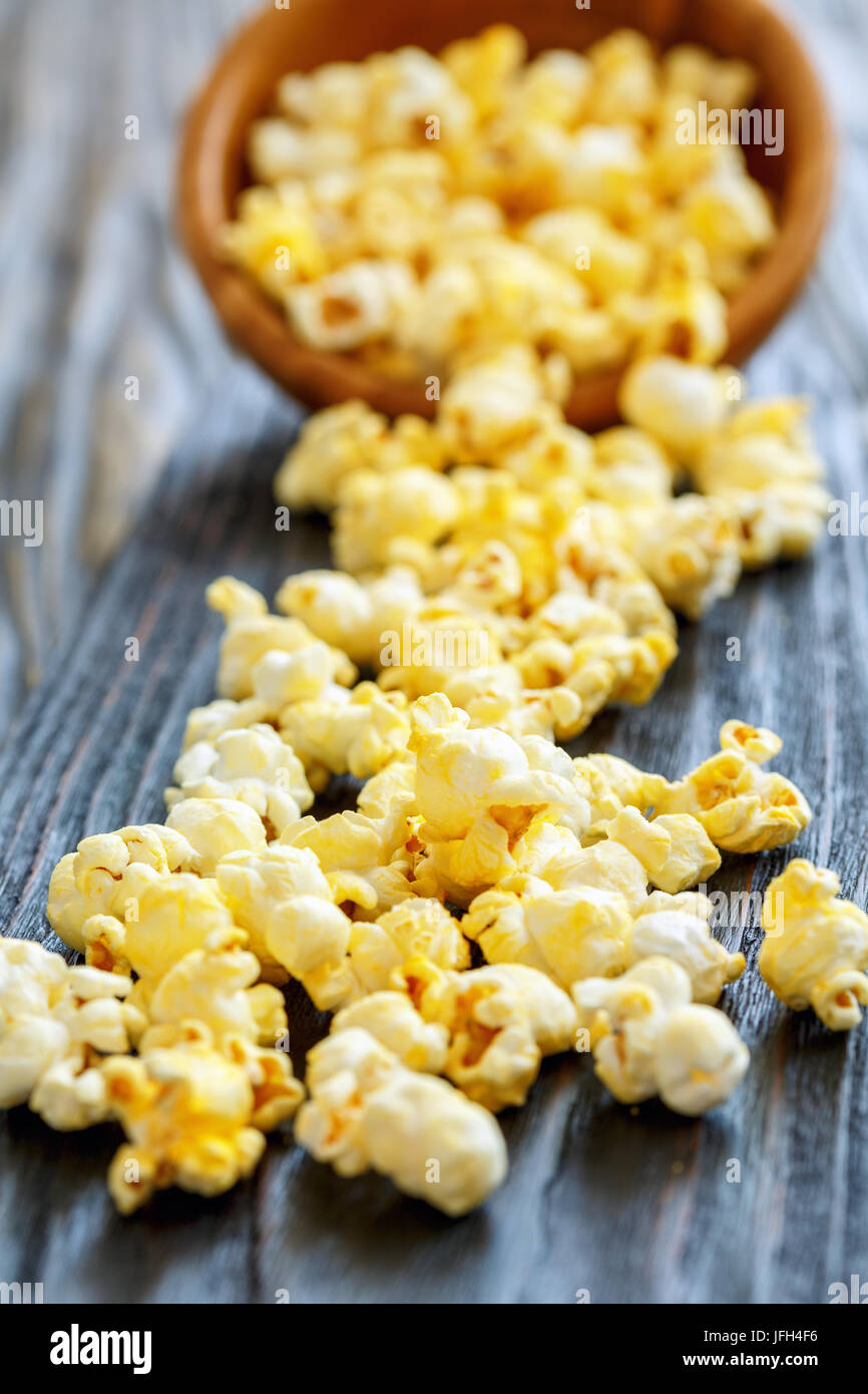 Popcorn auf den Tisch verstreut. Stockfoto