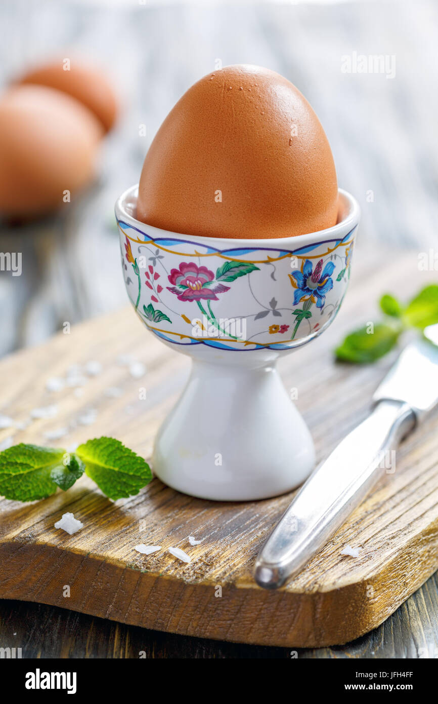 Gekochte braune Eier in einem keramischen stehen. Stockfoto