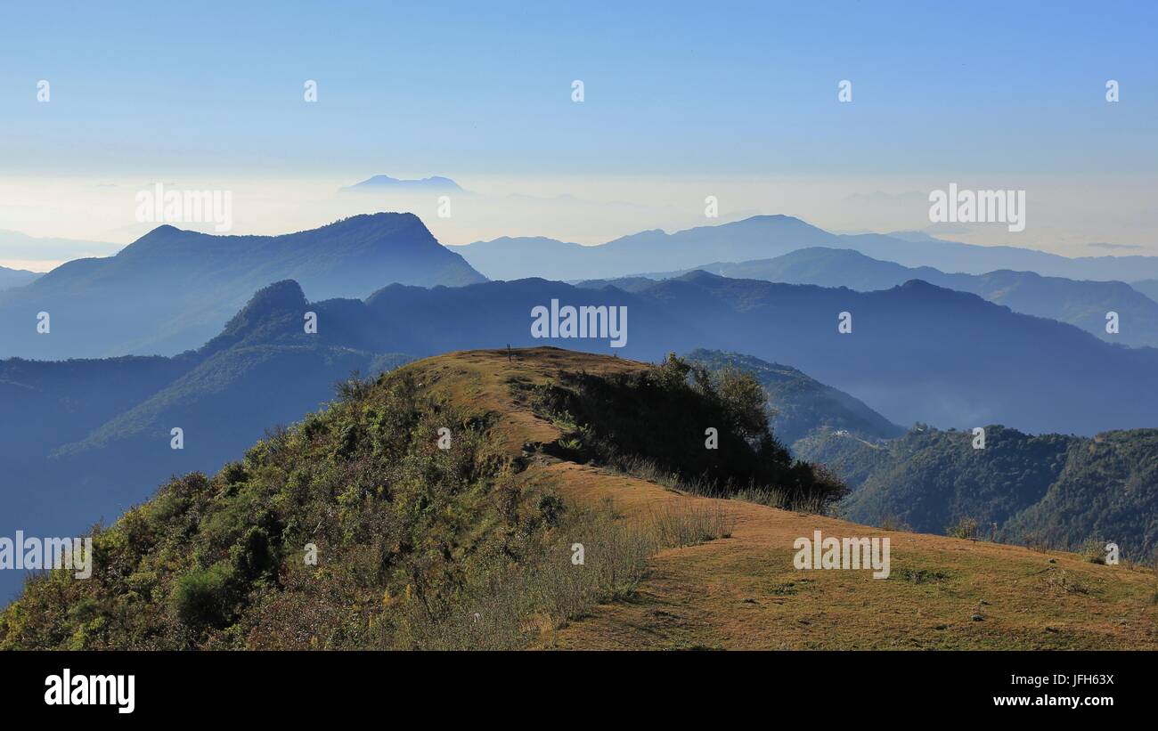 Berge und Hügel auf einem fogy Tag Stockfoto