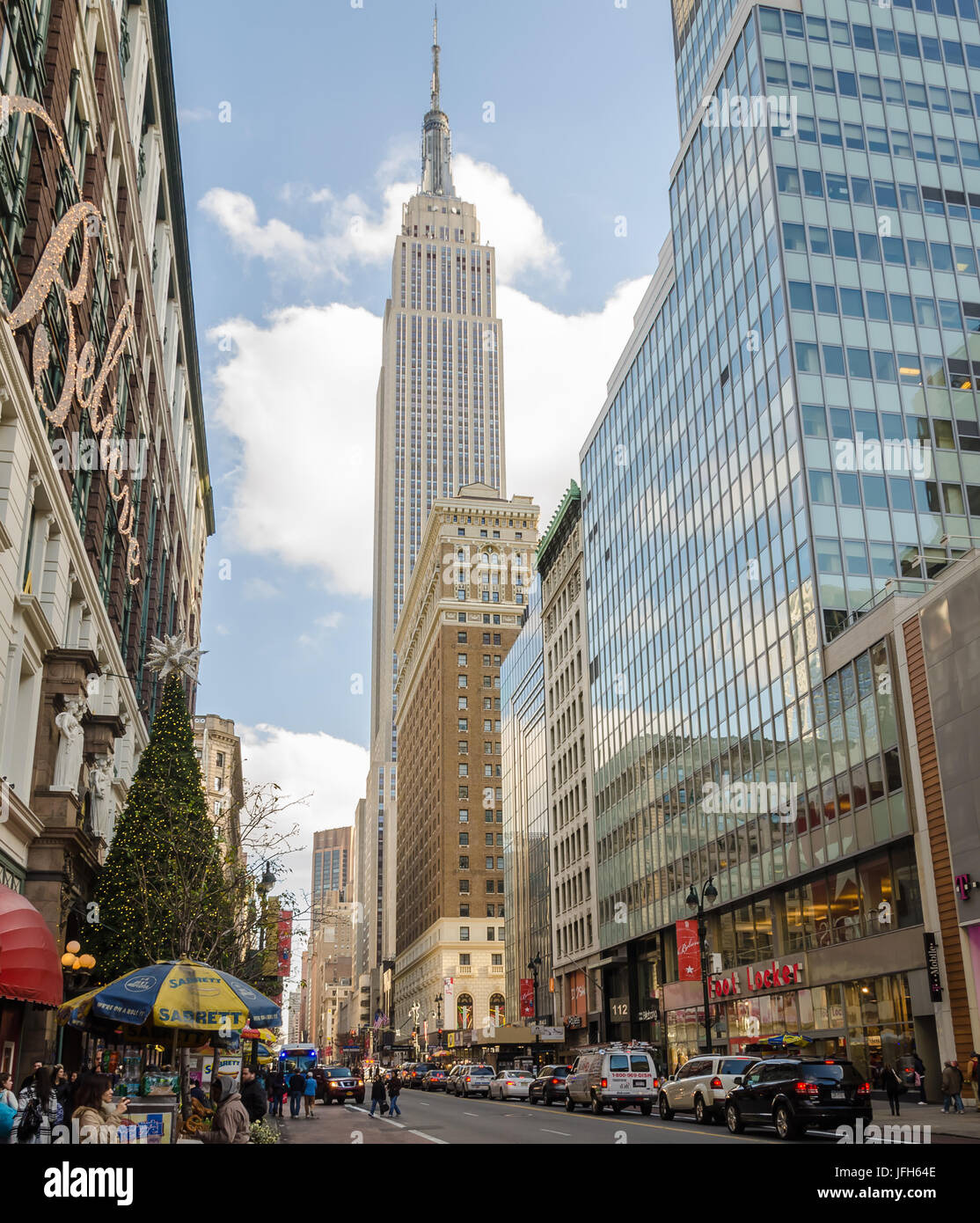 Das Empire State Building von der Stree Stockfoto