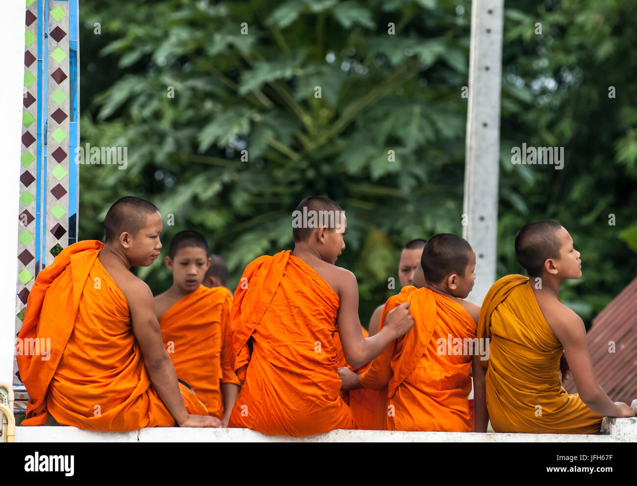 CHIANG MAI, THAILAND - 17.Juli, nicht identifizierte Buddhismus Neuling Spielweise wenig Mönch Leben im Buddihist-Tempel am 17. Juli 2009 in Chiang Mai, Thail Stockfoto
