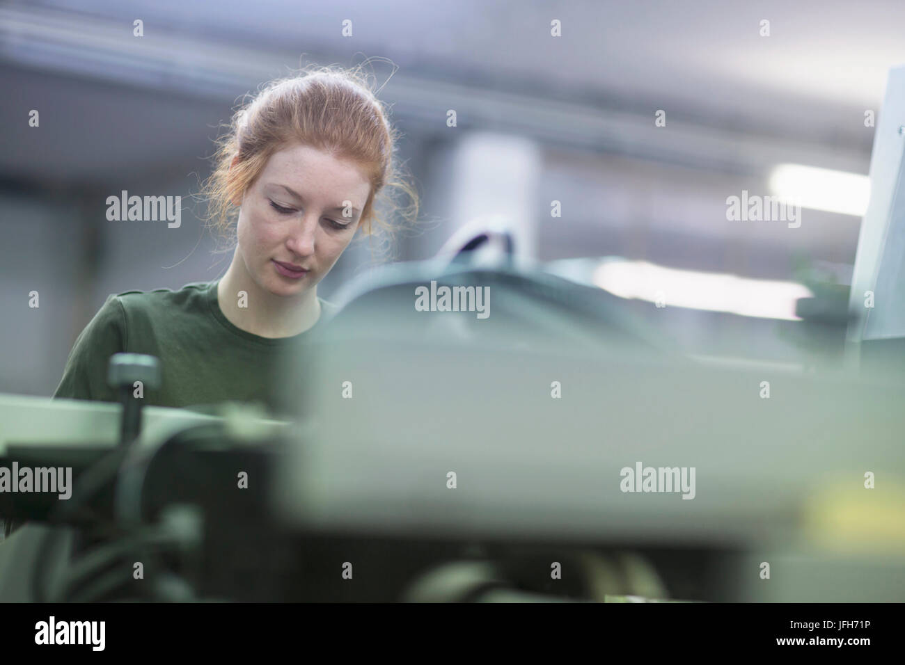 Junge Frau von Druckmaschine Maschine arbeiten Stockfoto