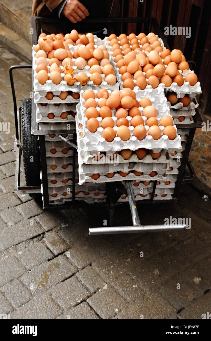 Eier Verkehr in den engen Gassen in Fes Stockfoto