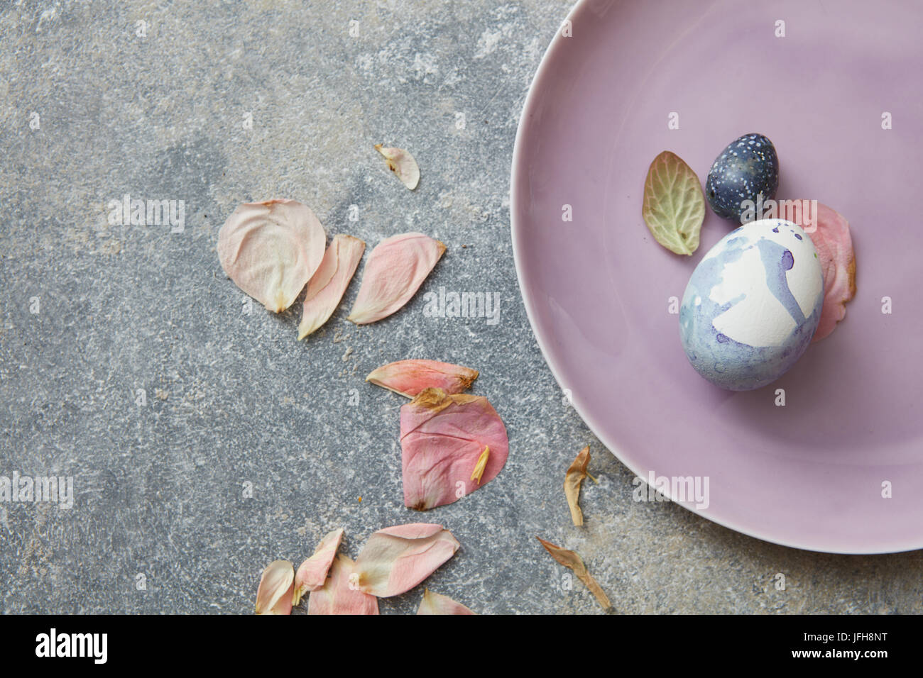 Eier auf rosa Platte Stockfoto