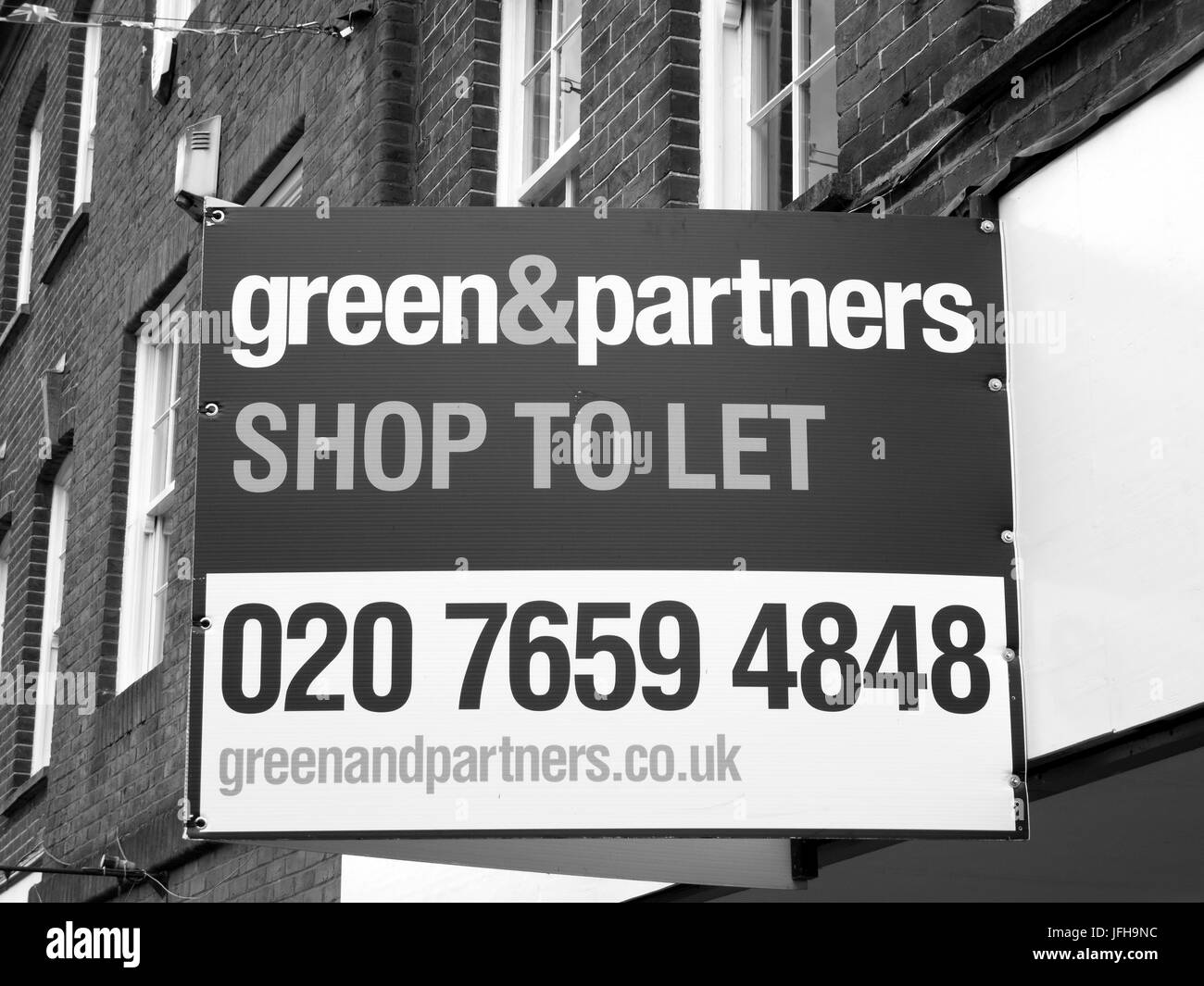 Estate Agent Green und Partner-Shop über vakante Einzelhandelsimmobilien unterschreiben lassen Stockfoto
