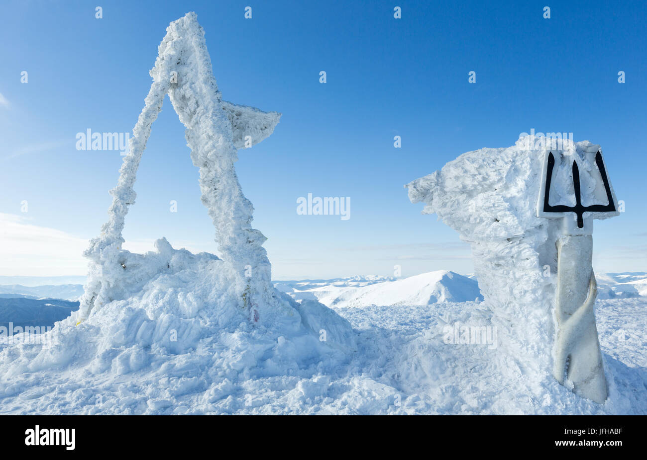 Winter Berg Goverla top und Denkmal für die ukrainischen Tryzub. Stockfoto