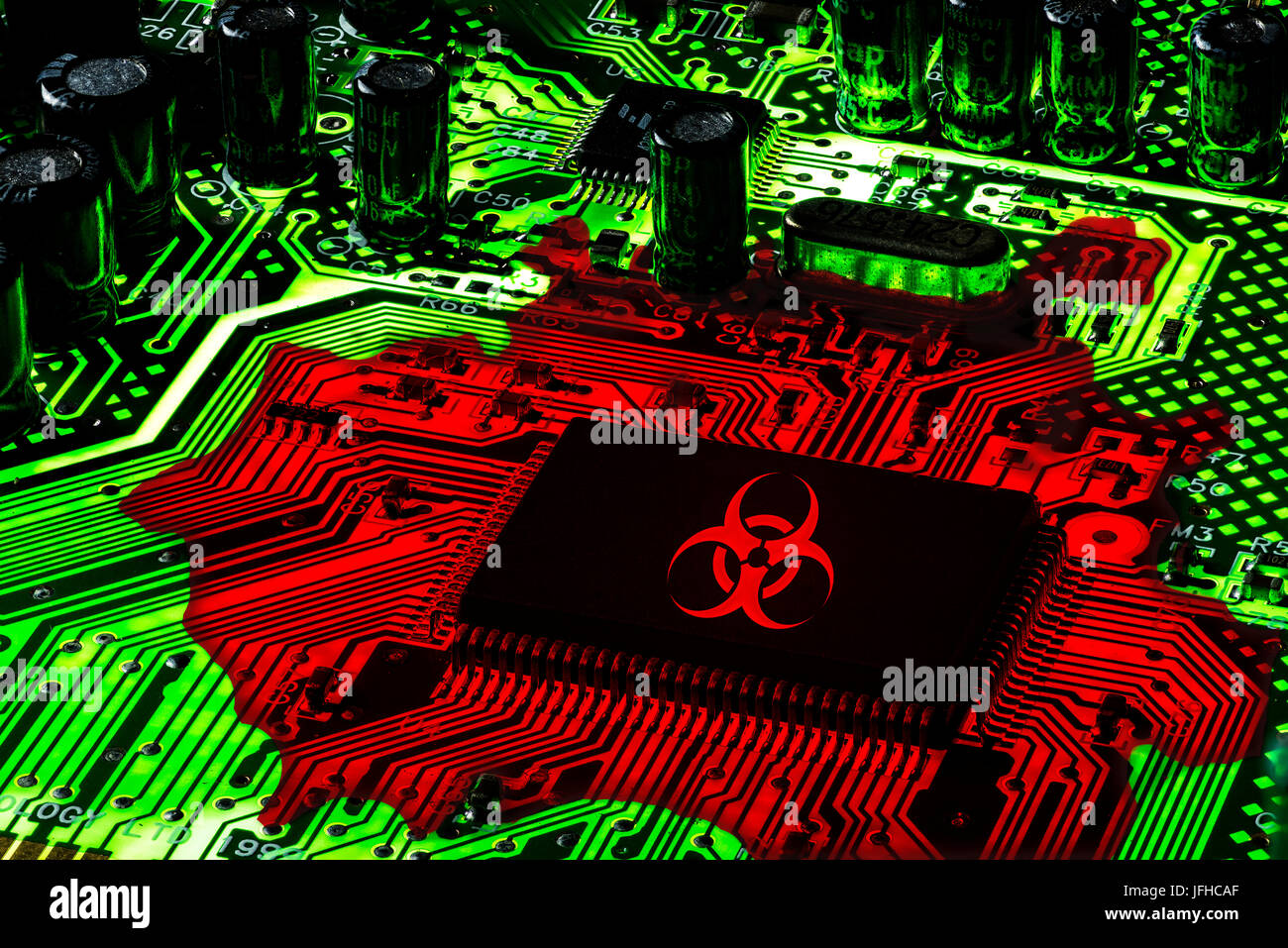 Rot-Computer-Motherboard mit Biohazard Logo (Virus Ransomware Angriffe Konzept) Stockfoto