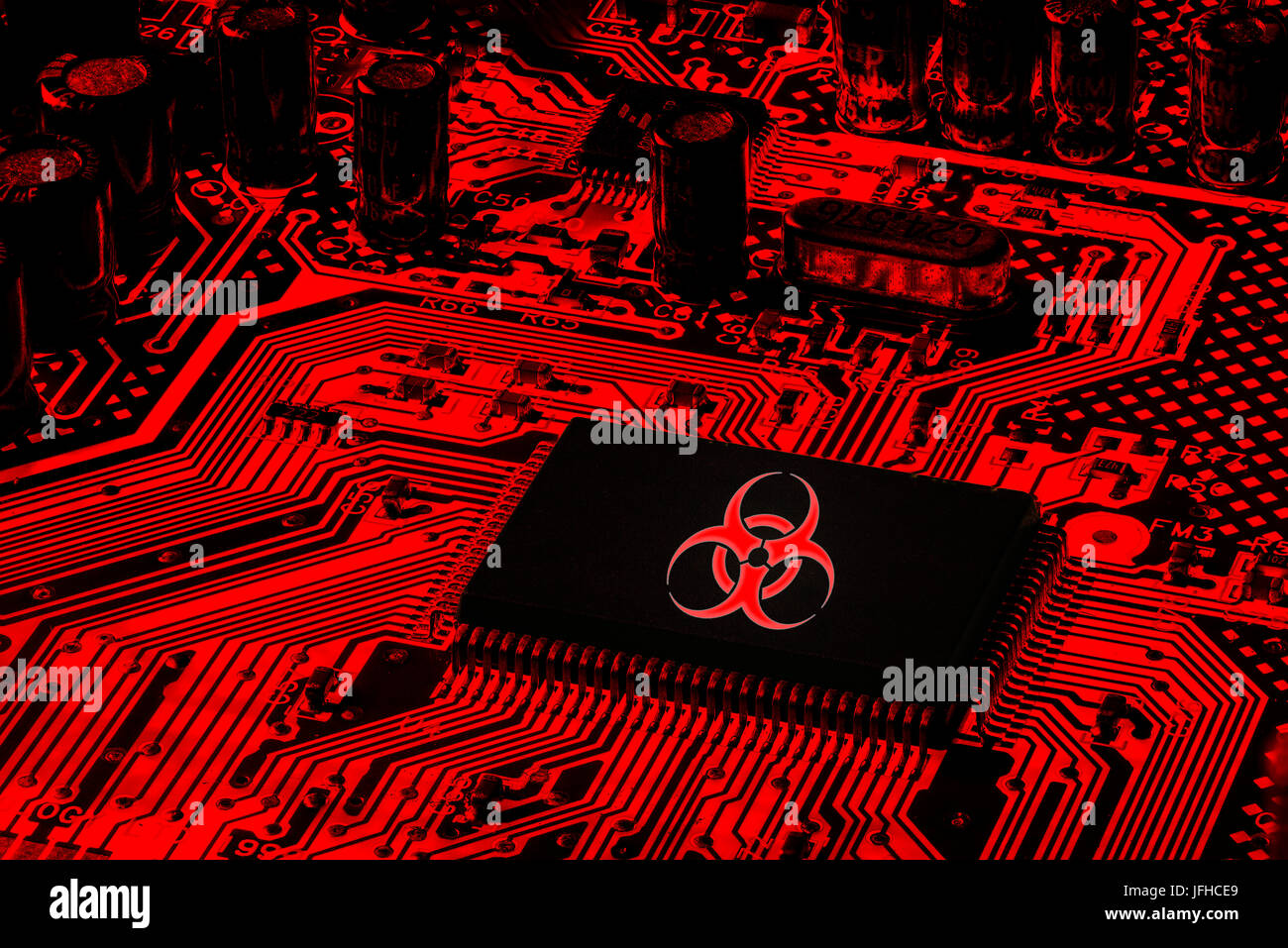 Rot-Computer-Motherboard mit Biohazard Logo (Virus Ransomware Angriffe Konzept) Stockfoto