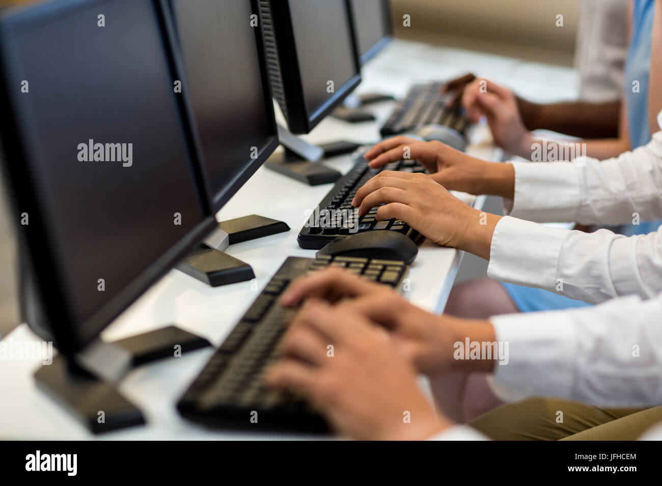 Mittleren Bereich der Kolleginnen und Kollegen arbeiten am computer Stockfoto