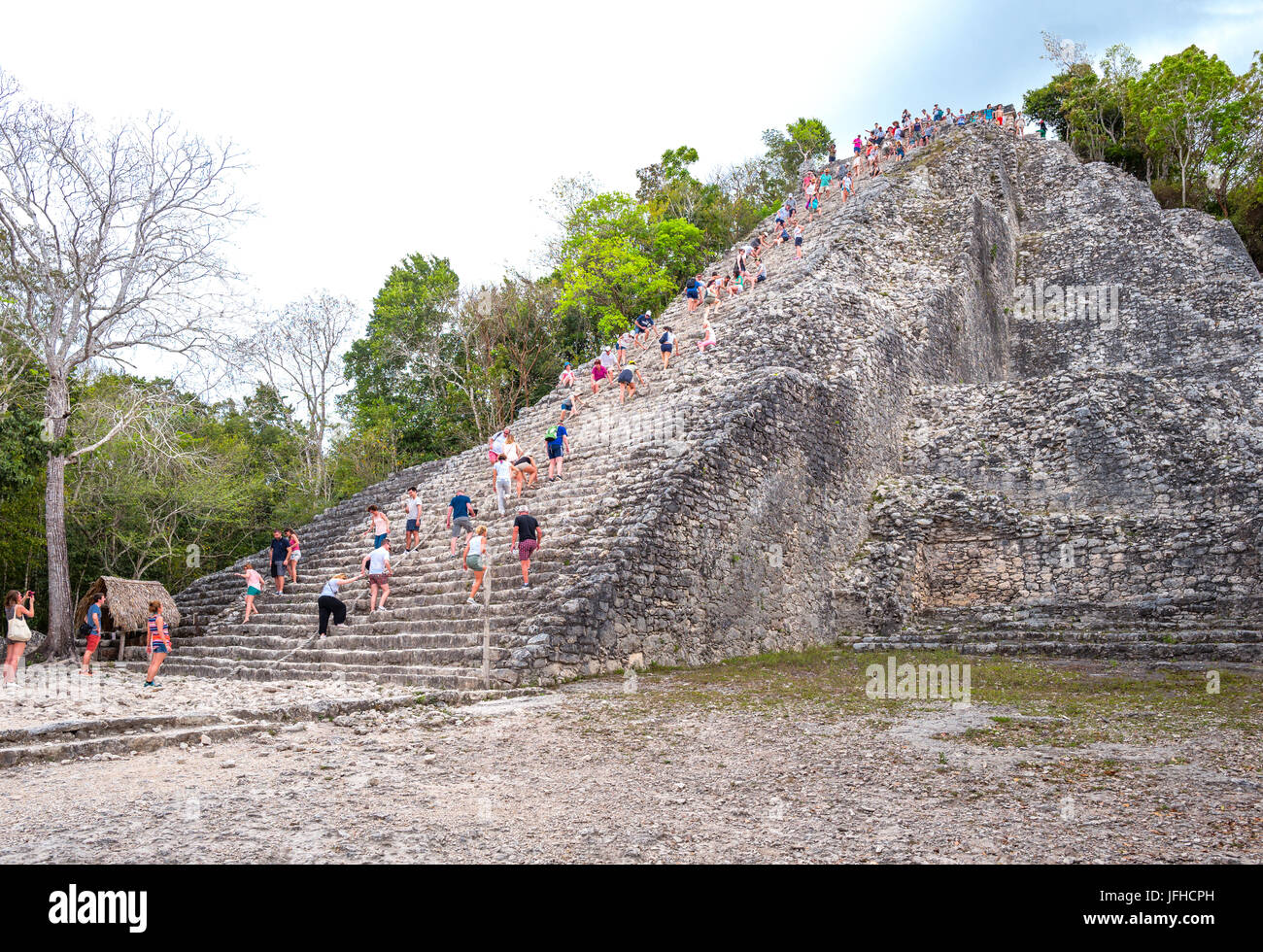 Coba, Mexiko - 20. April 2016: Archäologische Stätte Pyramide Nohoch Mul Klettern touists Stockfoto