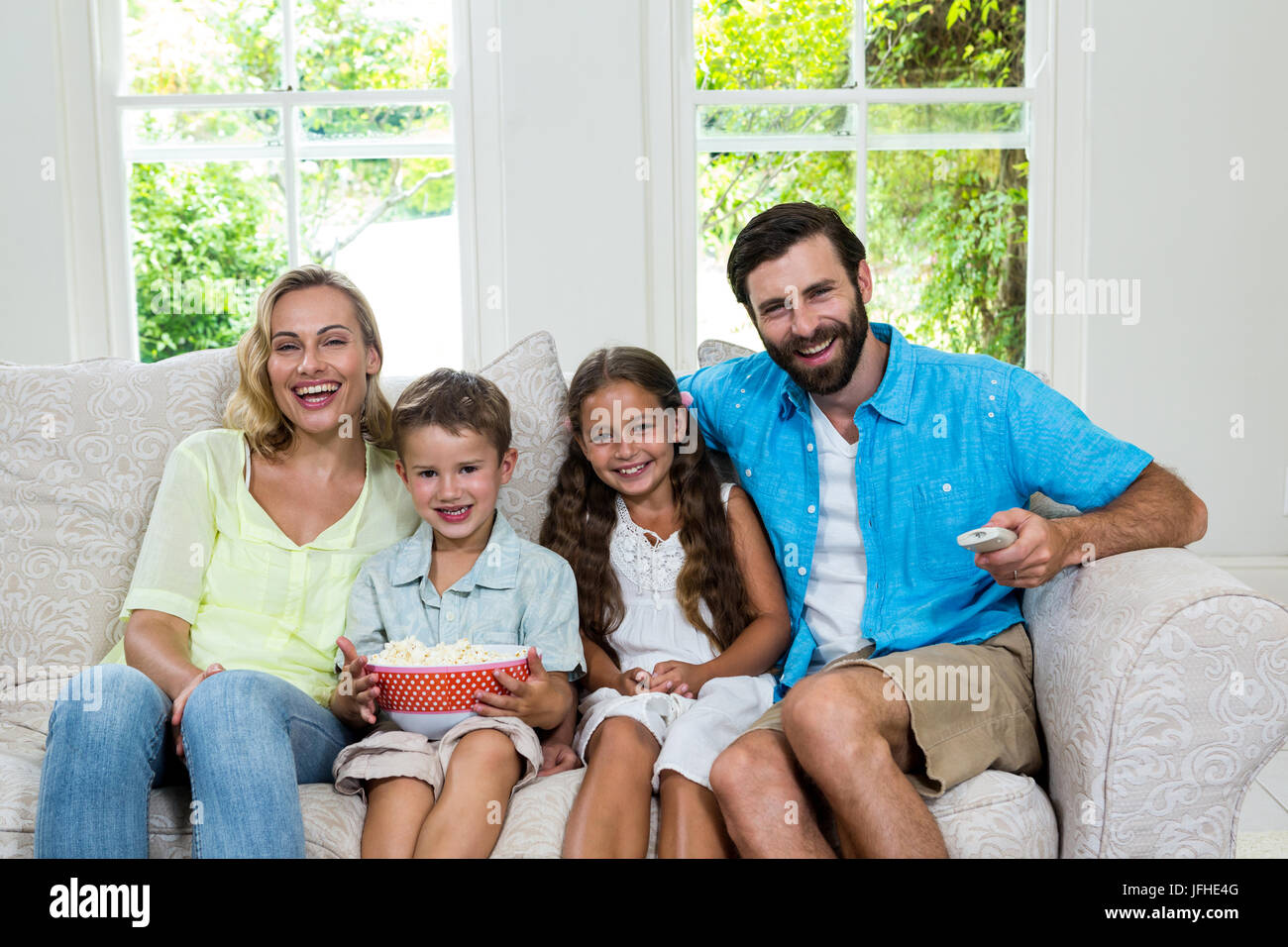 Porträt der glückliche Familie lachen während des Fernsehens Stockfoto